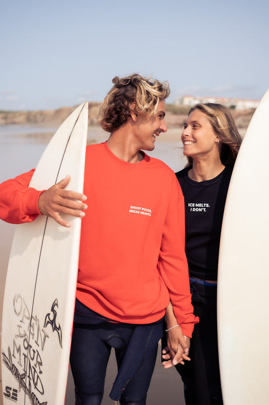 Червоний світшот "Shoot pucks, break hearts"