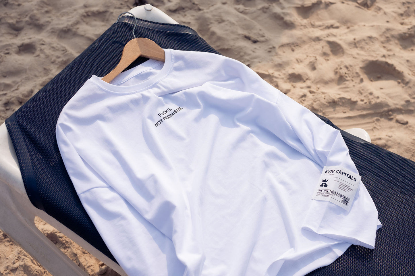 Білий лонгслів “Pucks, Not Promises”