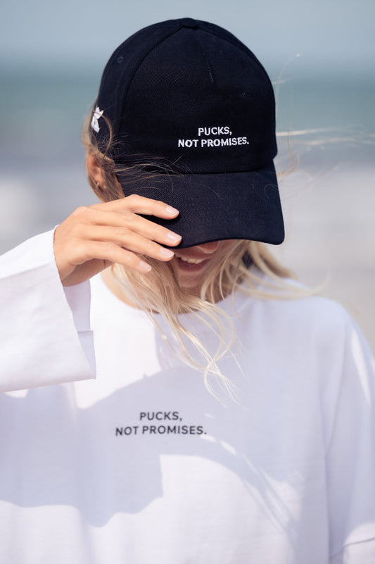 Чорна кепка "Pucks, Not Promises"