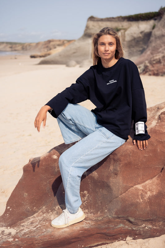 Чорний лонгслів “Pucks, Not Promises”